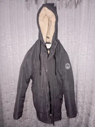 Parka negra con capucha forrada - miniatura 2