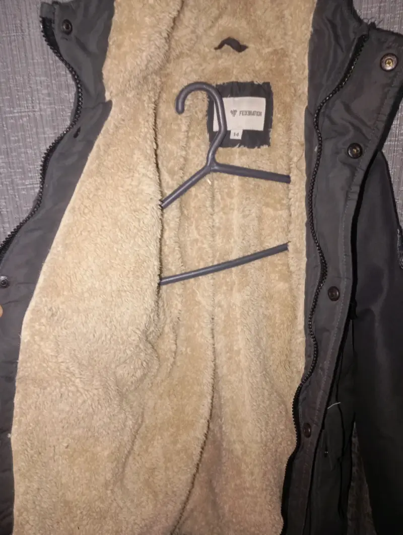 Parka negra con capucha forrada - 3