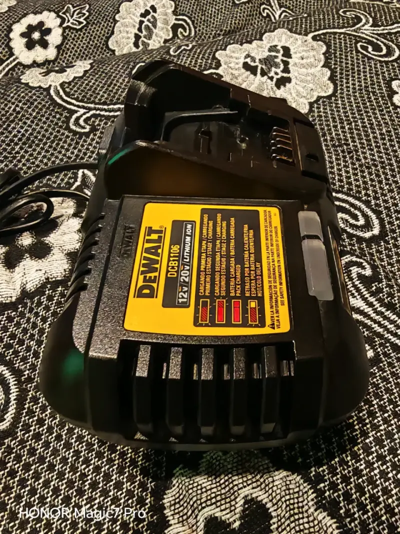 Cargador Dewalt DCB1106 12V/20V - 3
