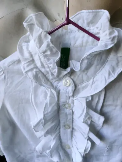 Blusa blanca con volantes - miniatura 1