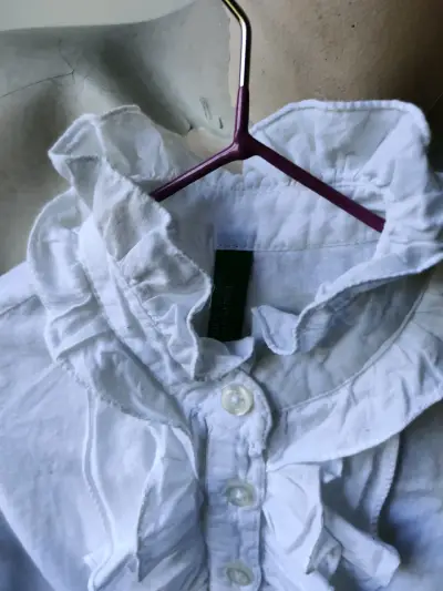 Blusa blanca con volantes - miniatura 2