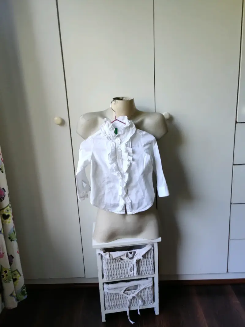Blusa blanca con volantes - 4