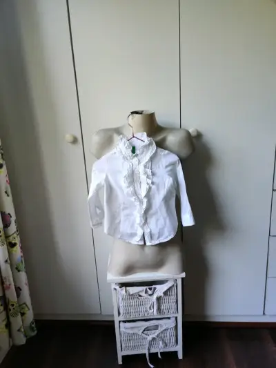 Blusa blanca con volantes - miniatura 5