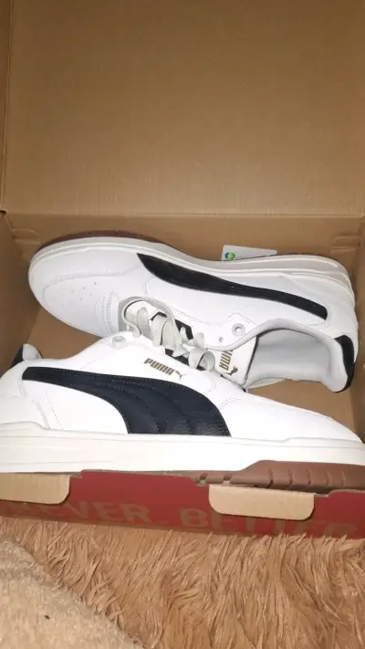 Zapatillas deportivas beige y negras - miniatura 1
