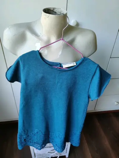 Vewtido azul con hermosos detalles. - miniatura 1
