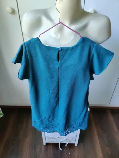 Vewtido azul con hermosos detalles. - miniatura 2