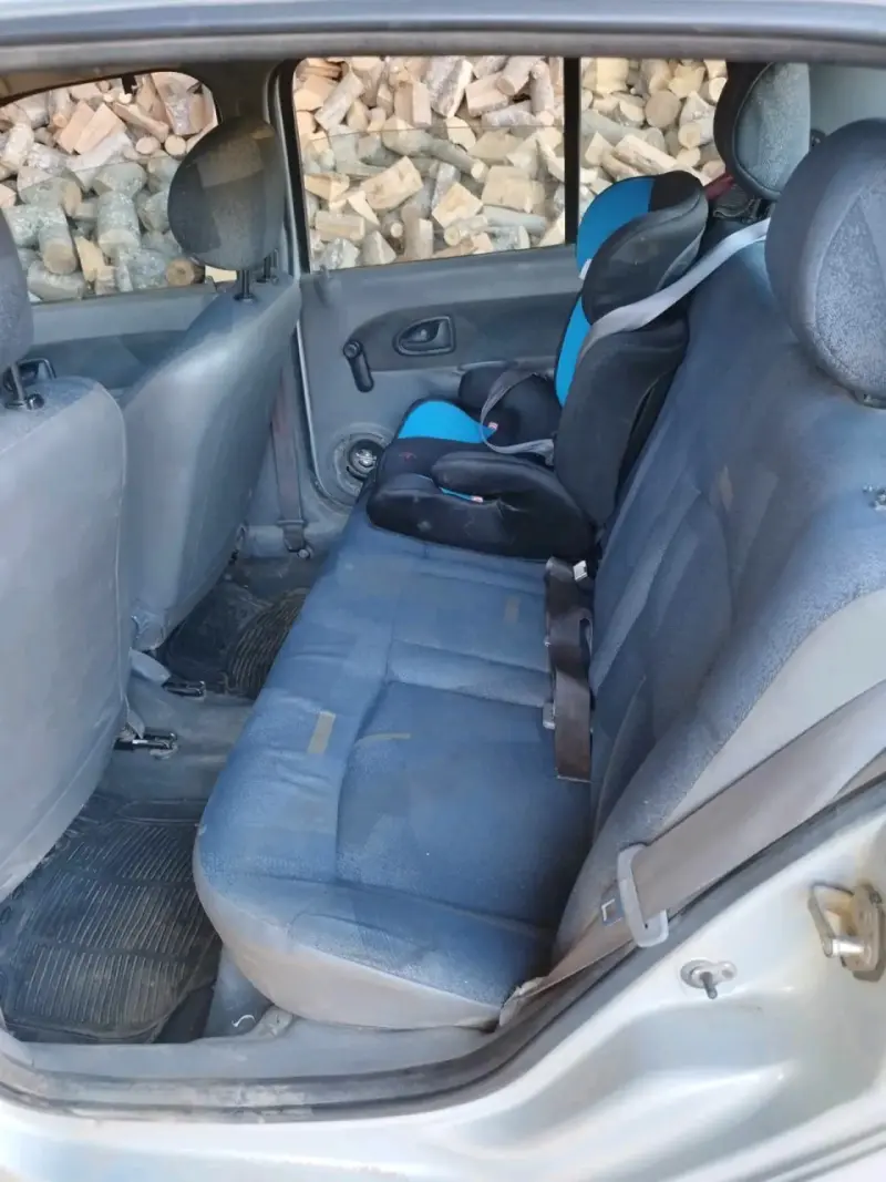Auto Renault Clio 2 compacto  gris en buen estado - 2