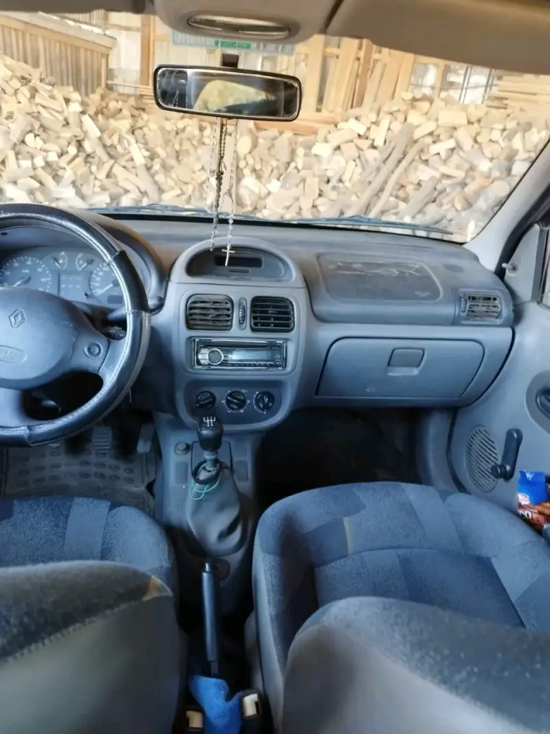 Auto Renault Clio 2 compacto  gris en buen estado - 3