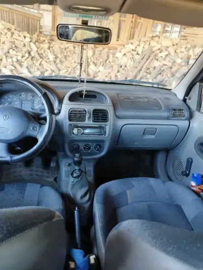 Auto Renault Clio 2 compacto  gris en buen estado - miniatura 3