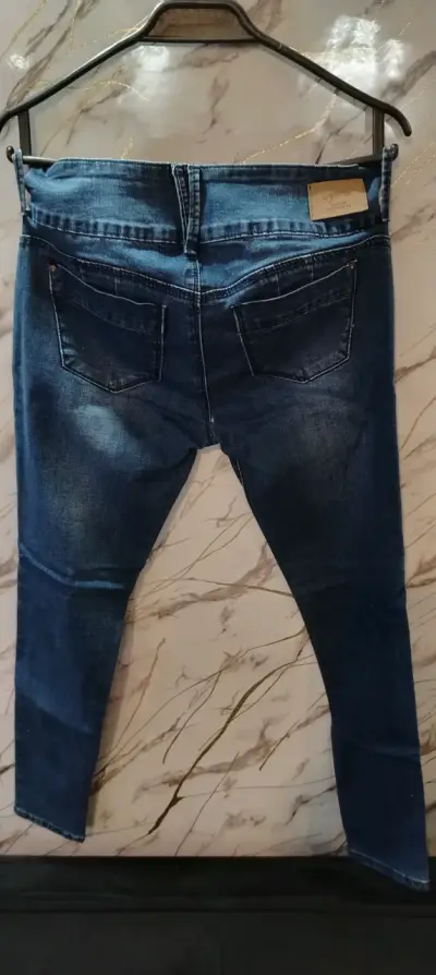 Jeans azul desgastado - miniatura 2