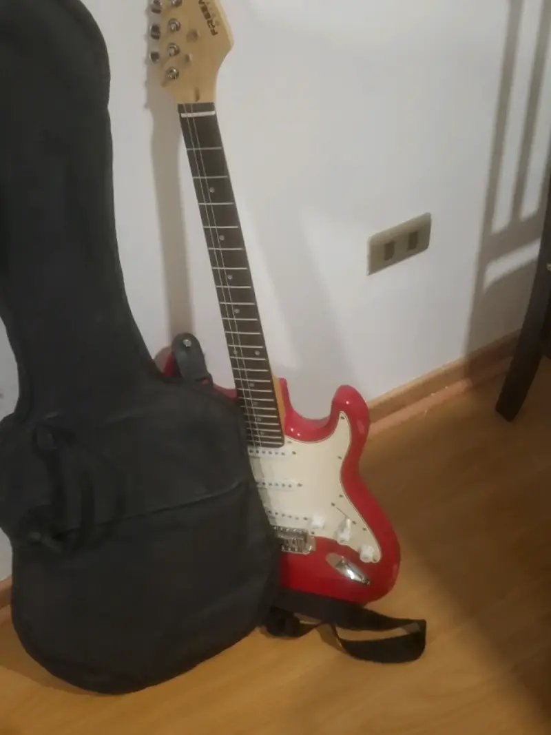 Guitarra eléctrica roja Stratocaster Freeman - 2