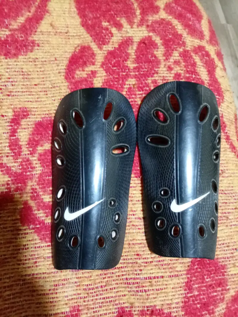 Canilleras negras Nike - 1
