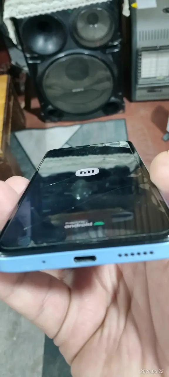 Celular redmi 12 detalle tapa trasera - 4