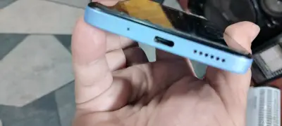 Celular redmi 12 detalle tapa trasera - miniatura 6