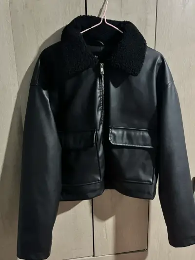Chaqueta negra de cuero sintético - miniatura 1