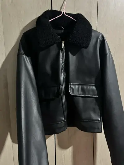 Chaqueta negra de cuero sintético - miniatura 2