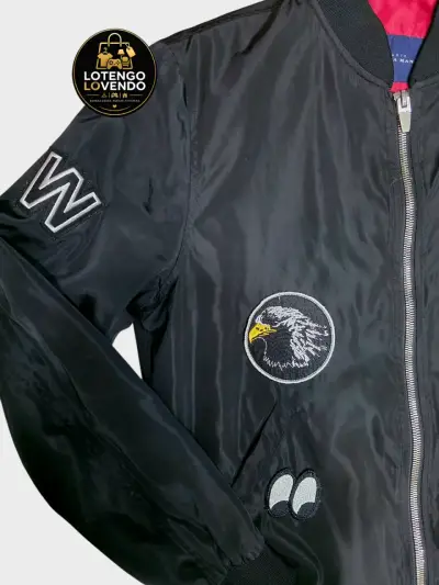Chaqueta bomber negra con parches - miniatura 3