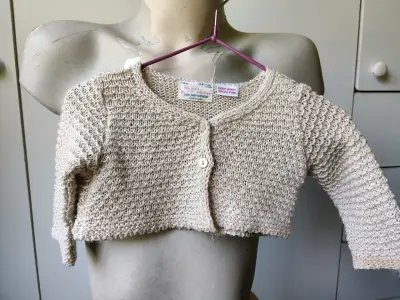 Chaleco tejido beige para bebé - miniatura 1