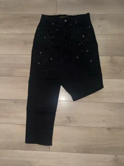 Jeans negros con detalles brillantes - miniatura 2