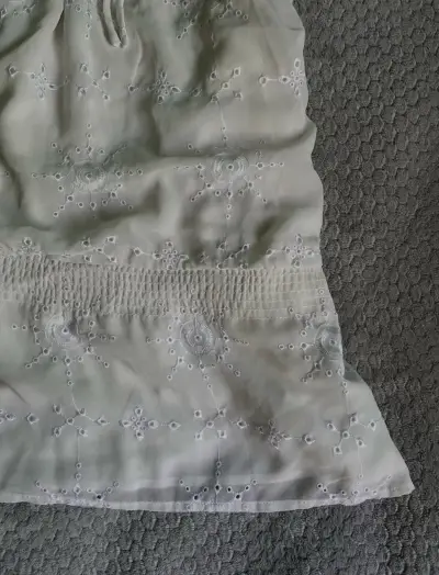 Blusa blanca guess bordada encaje - miniatura 3