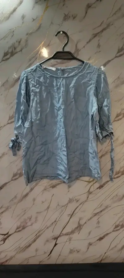 Blusa azul con lazo - miniatura 1