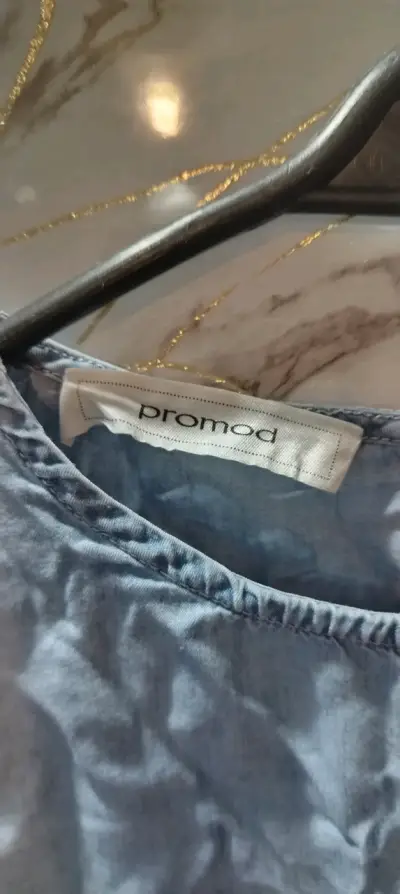 Blusa azul con lazo - miniatura 4
