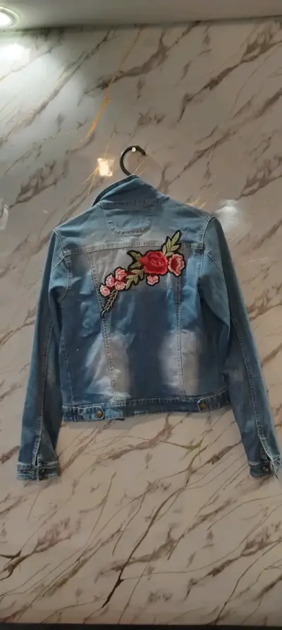 Chaqueta de mezclilla con bordado - miniatura 3
