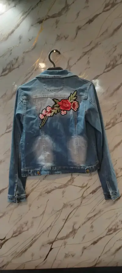 Chaqueta de mezclilla con bordado - miniatura 4