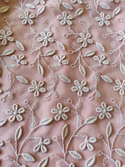 Vestido rosa bordado para niña - miniatura 3