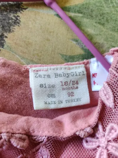 Vestido rosa bordado para niña - miniatura 4