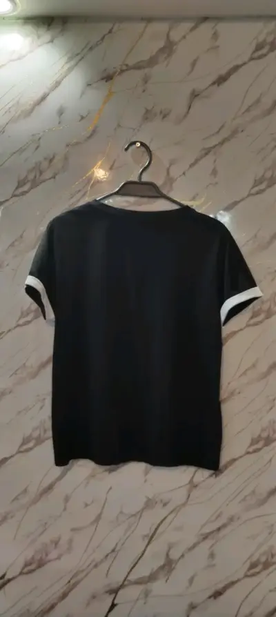 Polera negra con bordes blancos - miniatura 1