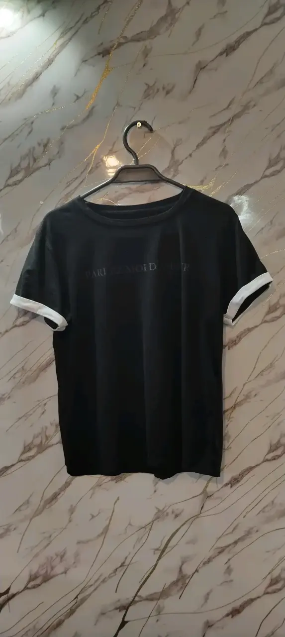 Polera negra con bordes blancos - 2