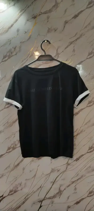 Polera negra con bordes blancos - miniatura 2
