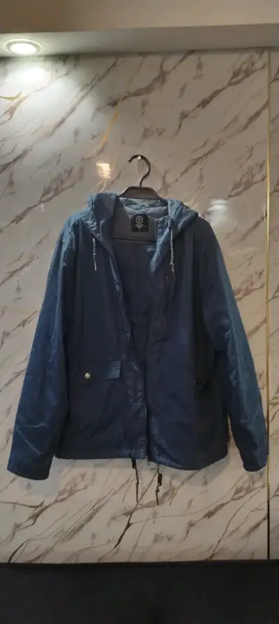 Chaqueta azul con capucha - miniatura 1