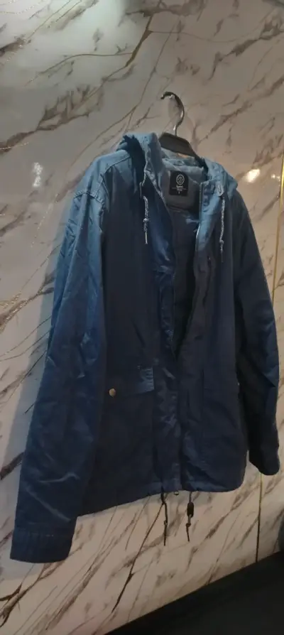 Chaqueta azul con capucha - miniatura 2