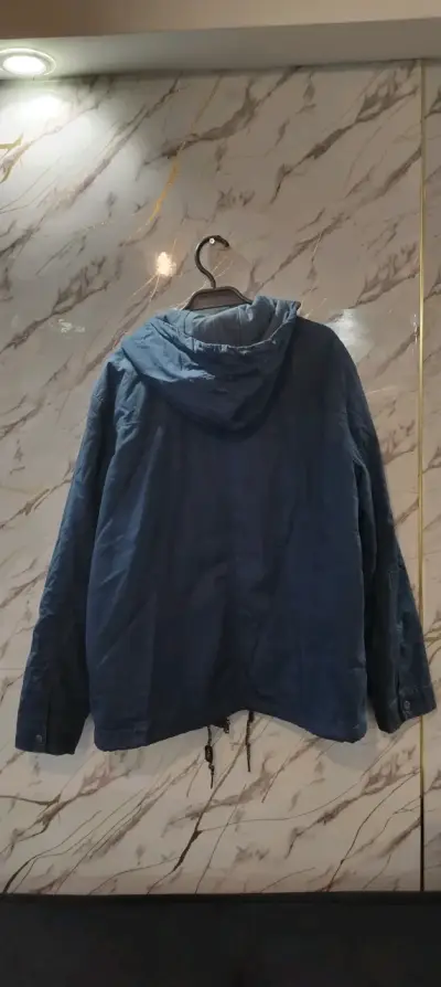 Chaqueta azul con capucha - miniatura 4