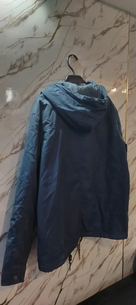 Chaqueta azul con capucha - 5