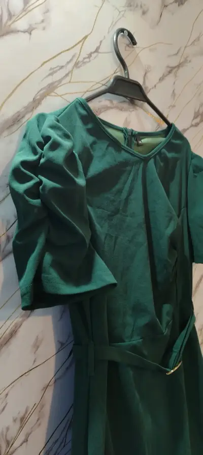 Vestido verde elegante mujer - miniatura 2
