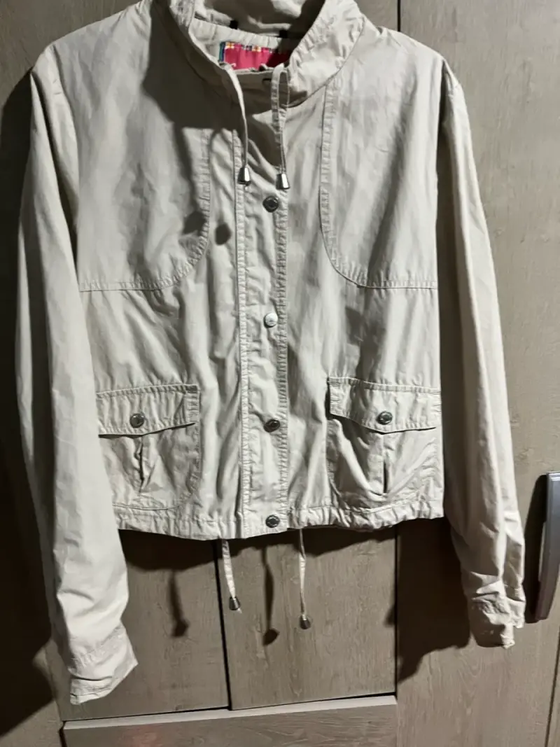 Chaqueta beige ligera