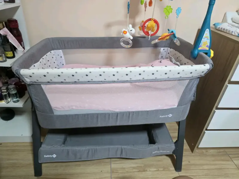 Cuna de bebé gris con móvil - 1