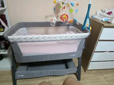 Cuna de bebé gris con móvil - miniatura 2