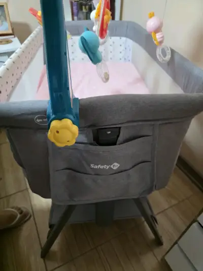 Cuna de bebé gris con móvil - miniatura 3