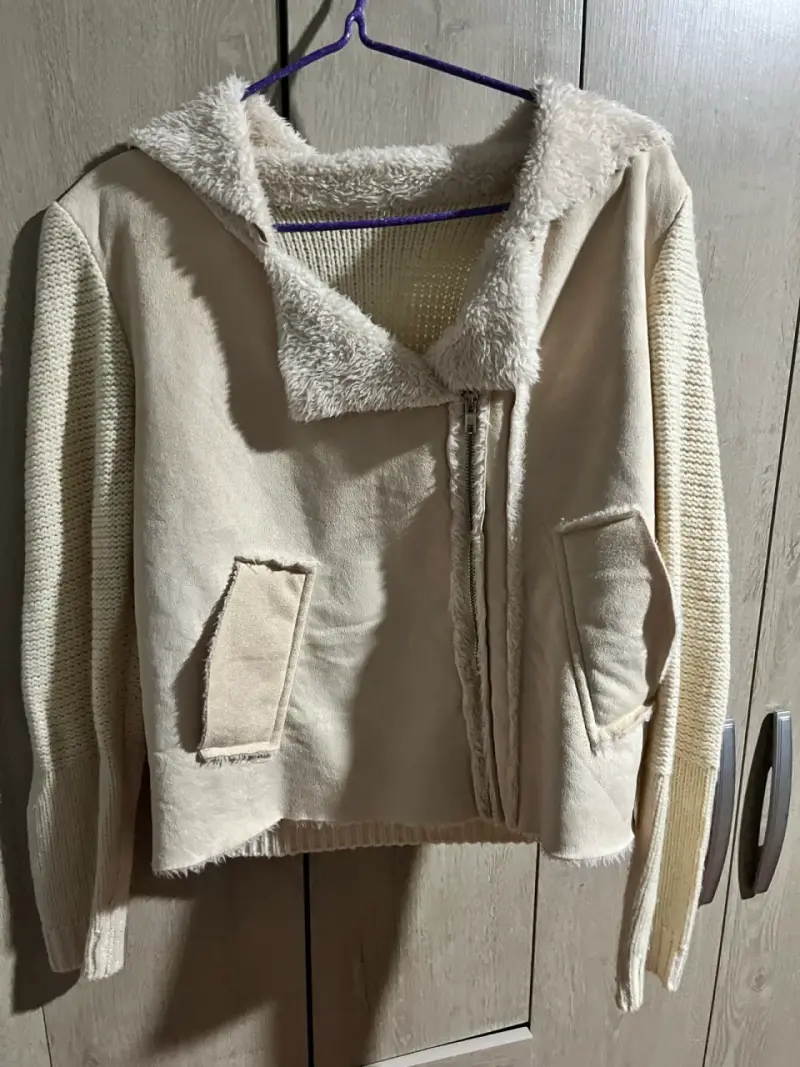 Chaqueta beige con capucha