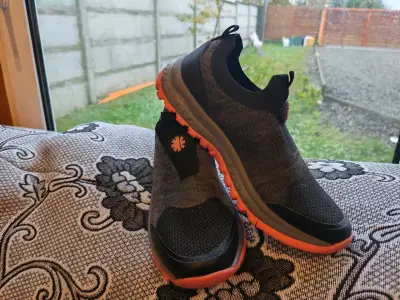 Zapatillas deportivas negras y naranjas - miniatura 1