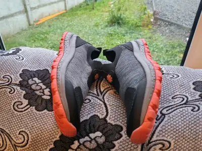 Zapatillas deportivas negras y naranjas - miniatura 2
