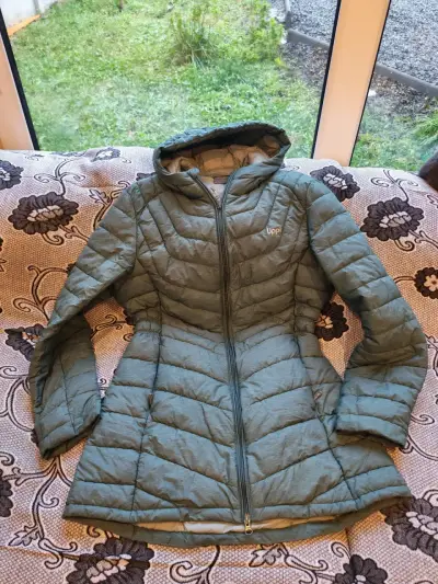 Chaqueta acolchada verde con capucha - miniatura 1