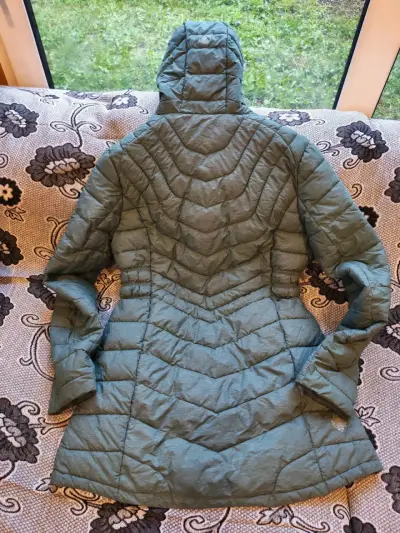 Chaqueta acolchada verde con capucha - miniatura 2