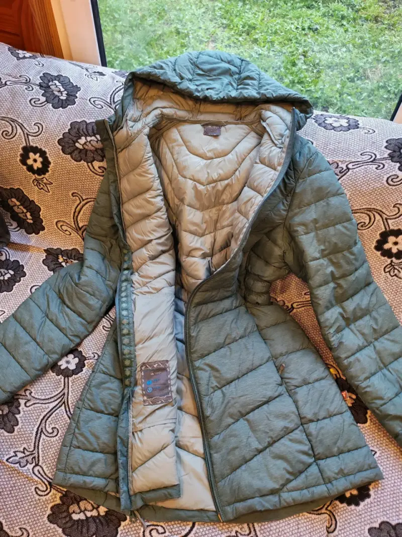 Chaqueta acolchada verde con capucha - 3