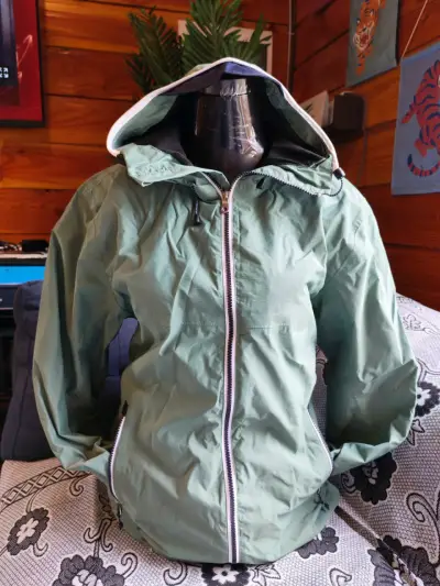 Chaqueta verde con capucha - miniatura 1