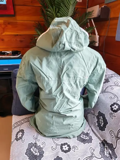 Chaqueta verde con capucha - miniatura 3